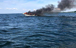 Pożar łodzi motorowej na Śniardwach. Trzy osoby są ranne, w tym jedna ciężko